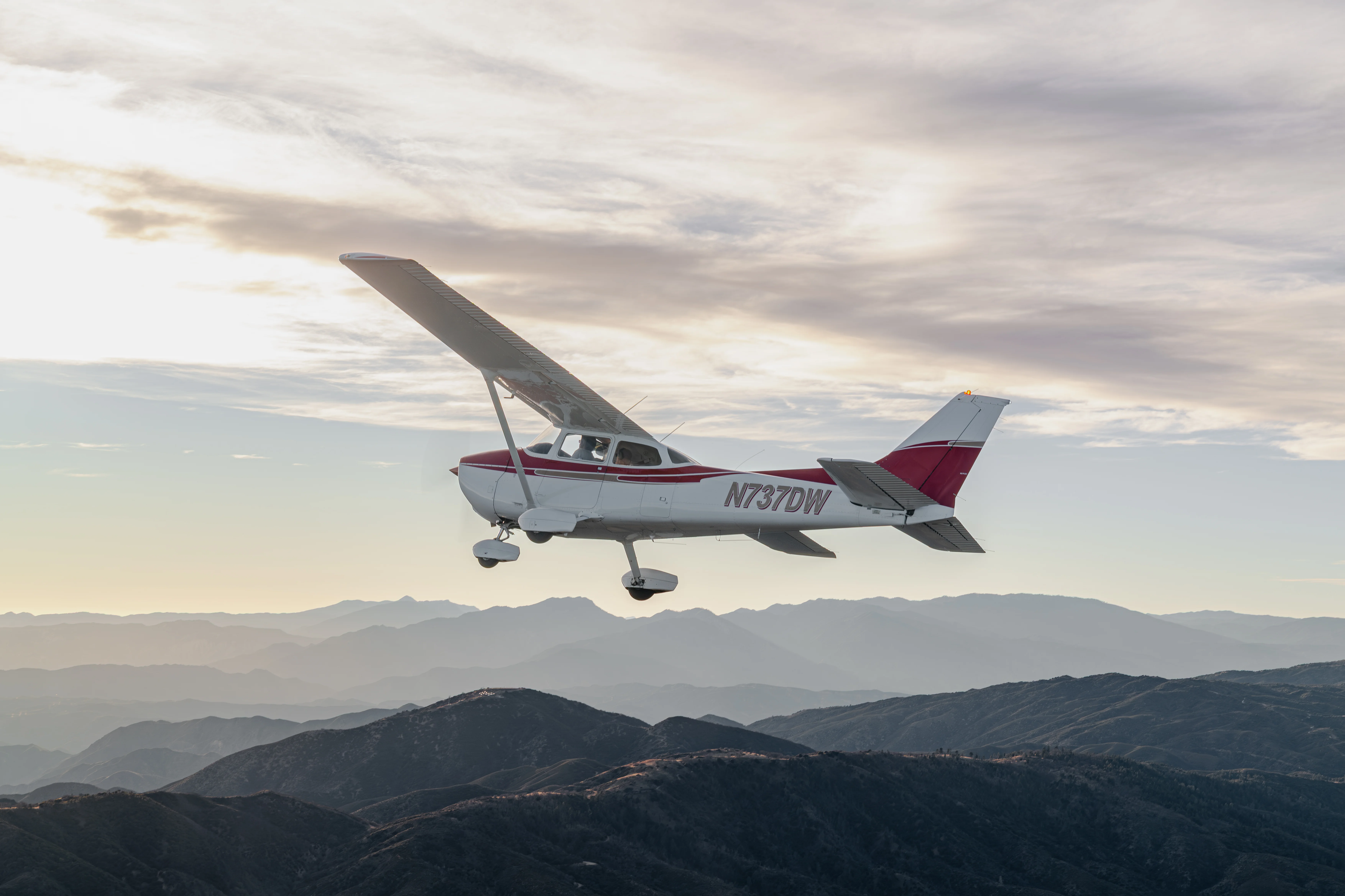 Flying over montains with Piper Archer II of MH Aviation at Lancaster, California